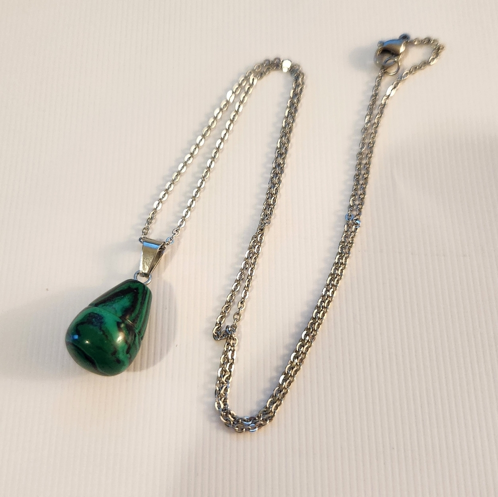 🔷️ Green Teardrop Pendant Necklace Silver Chain 17" NWT